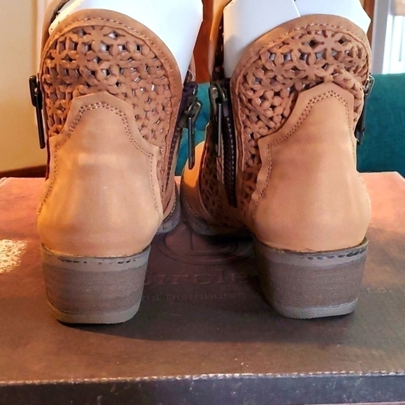 Circle G- Womens Tan Cut Out perforated ankle Boots Zippers Heel Western Sz.7 - Picture 4 of 9